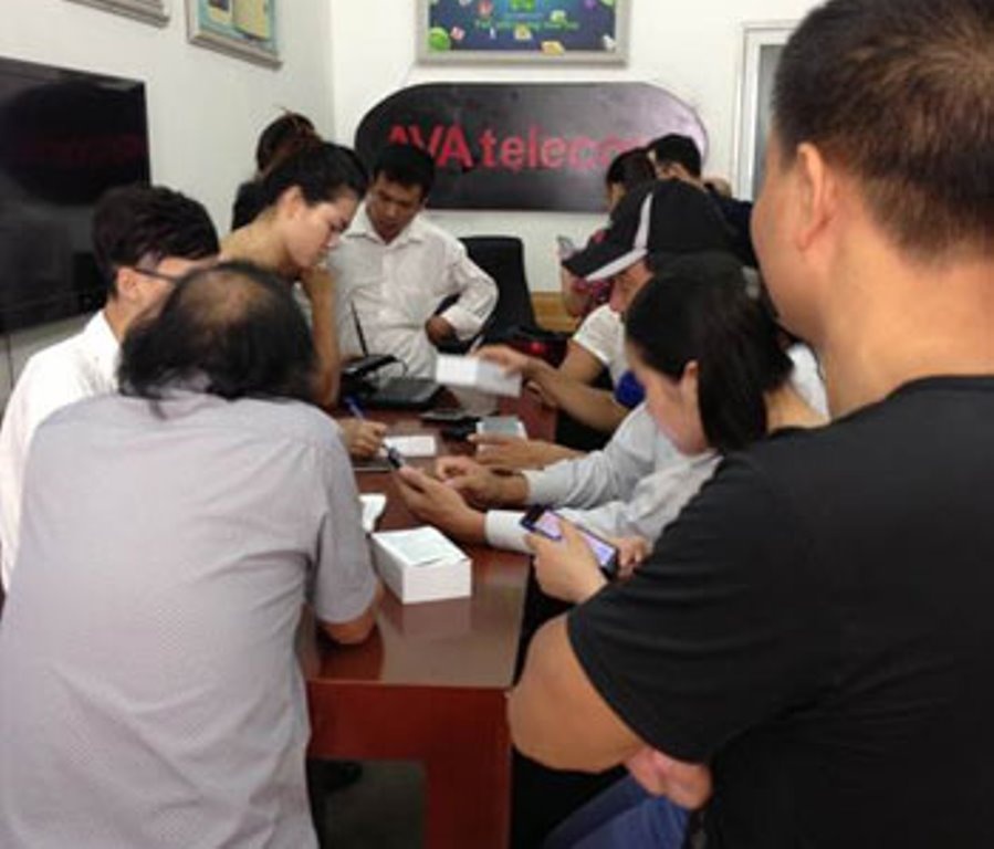 Khach hang hao hung mua dien thoai giam gia 70% hinh anh