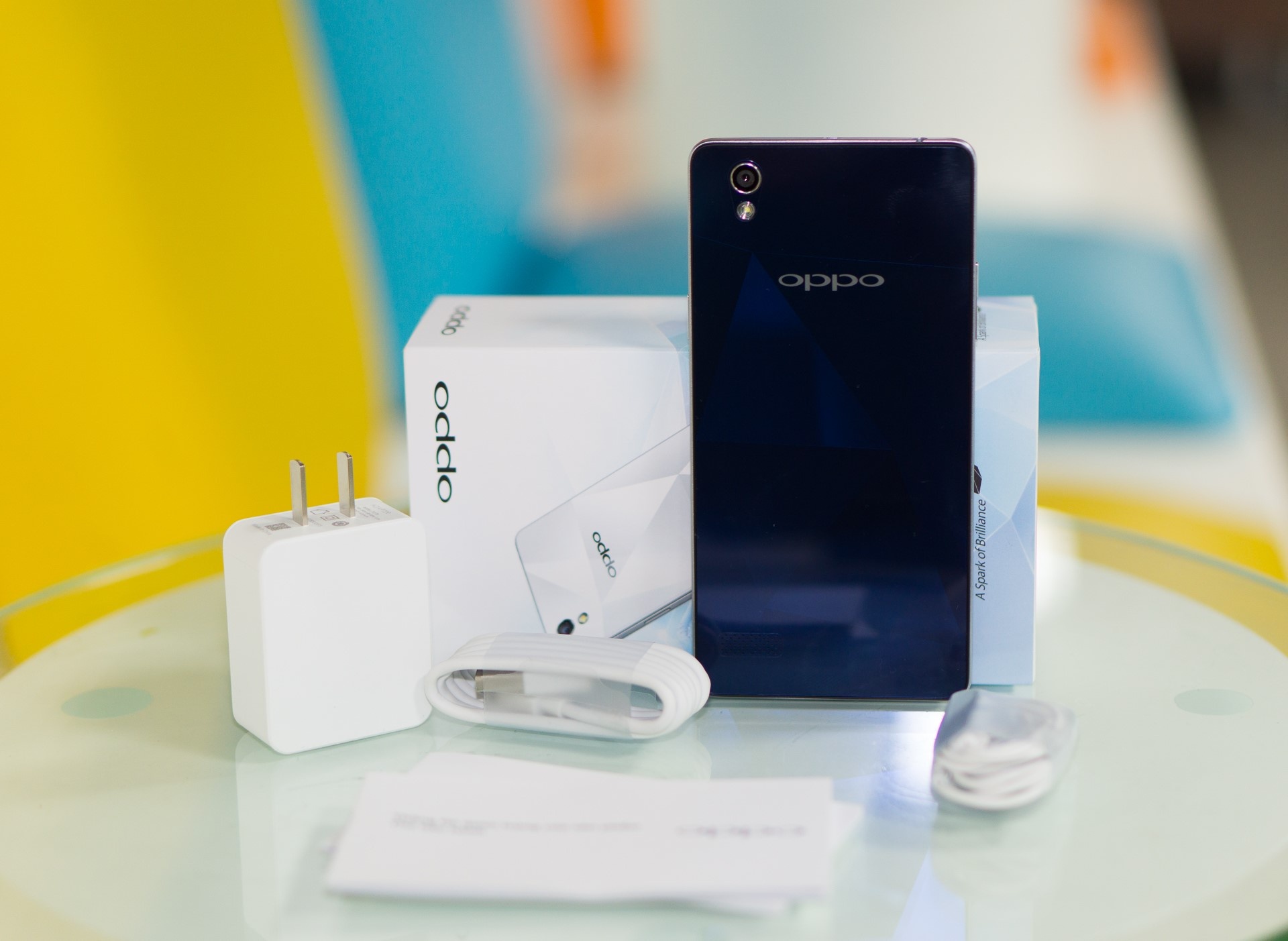  Phụ kiện đi kèm máy gồm cục sạc, cáp, tai nghe và sách hướng dẫn. 