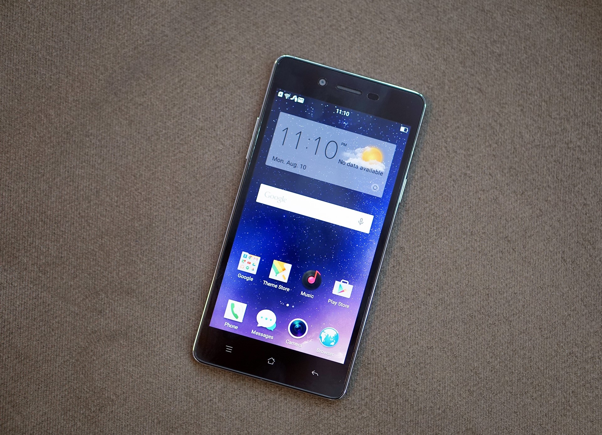  Như tên gọi, Mirror 5 có thiết kế như một tấm gương với mặt trước là kính cường lực và màn hình IPS LCD 5 inch có mật độ điểm ảnh 220 ppi. Khả năng hiển thị khá tốt, màu sắc trong trẻo và không có hiện tượng rỗ như nhiều model cùng thông số.   