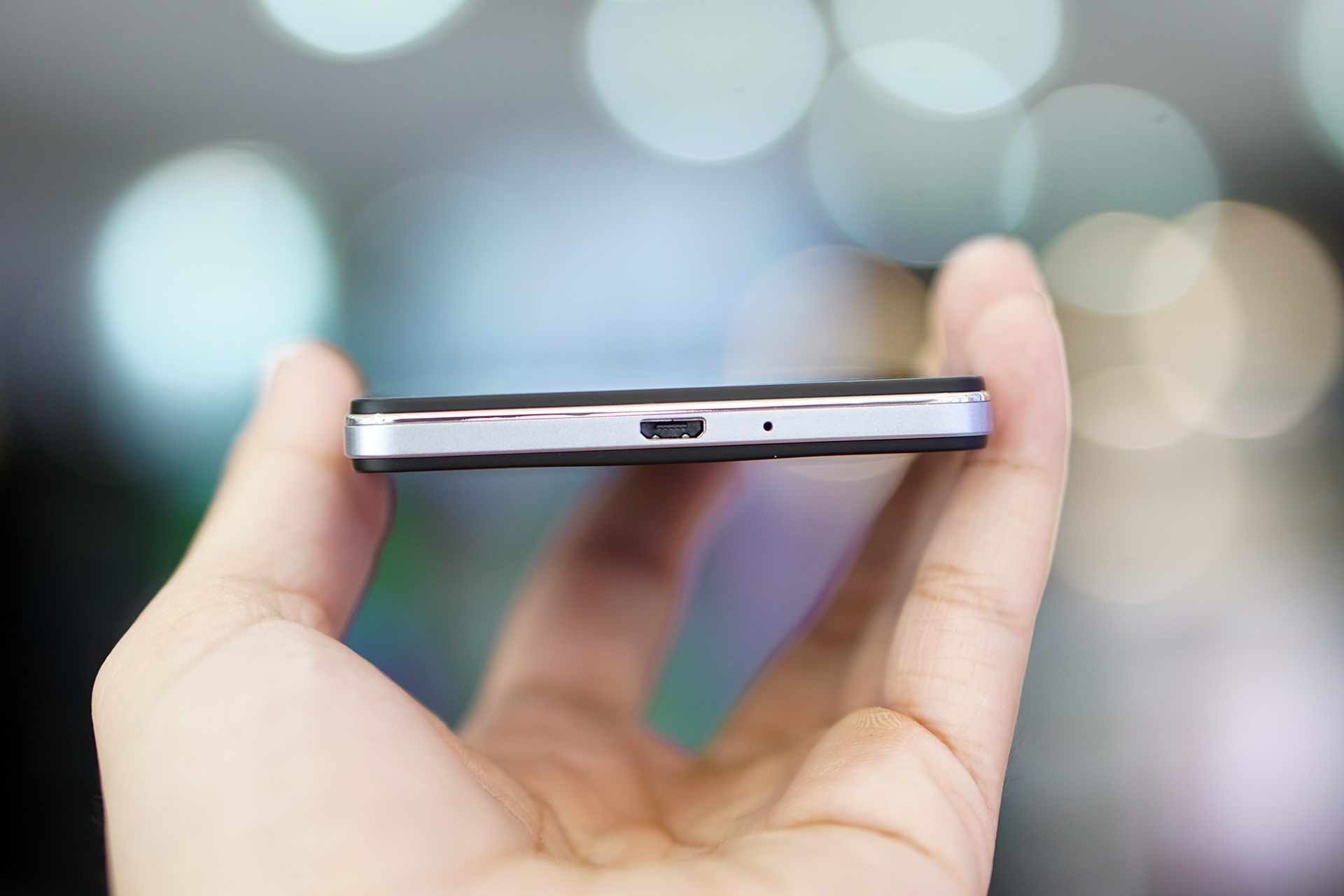   Tuy là model tầm trung, nhưng Mirror 5 vẫn được OPPO trang bị bộ khung kim loại chắc chắn và liền mạch.