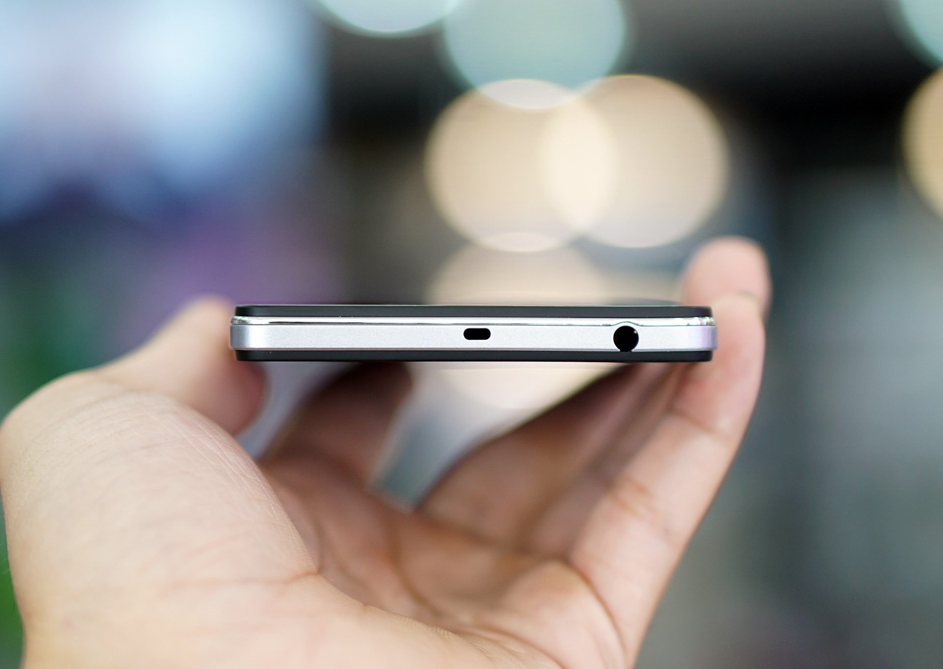  Mirror 5 là một sản phẩm hiếm hoi trong phân khúc tầm trung được trang bị cổng hồng ngoại.