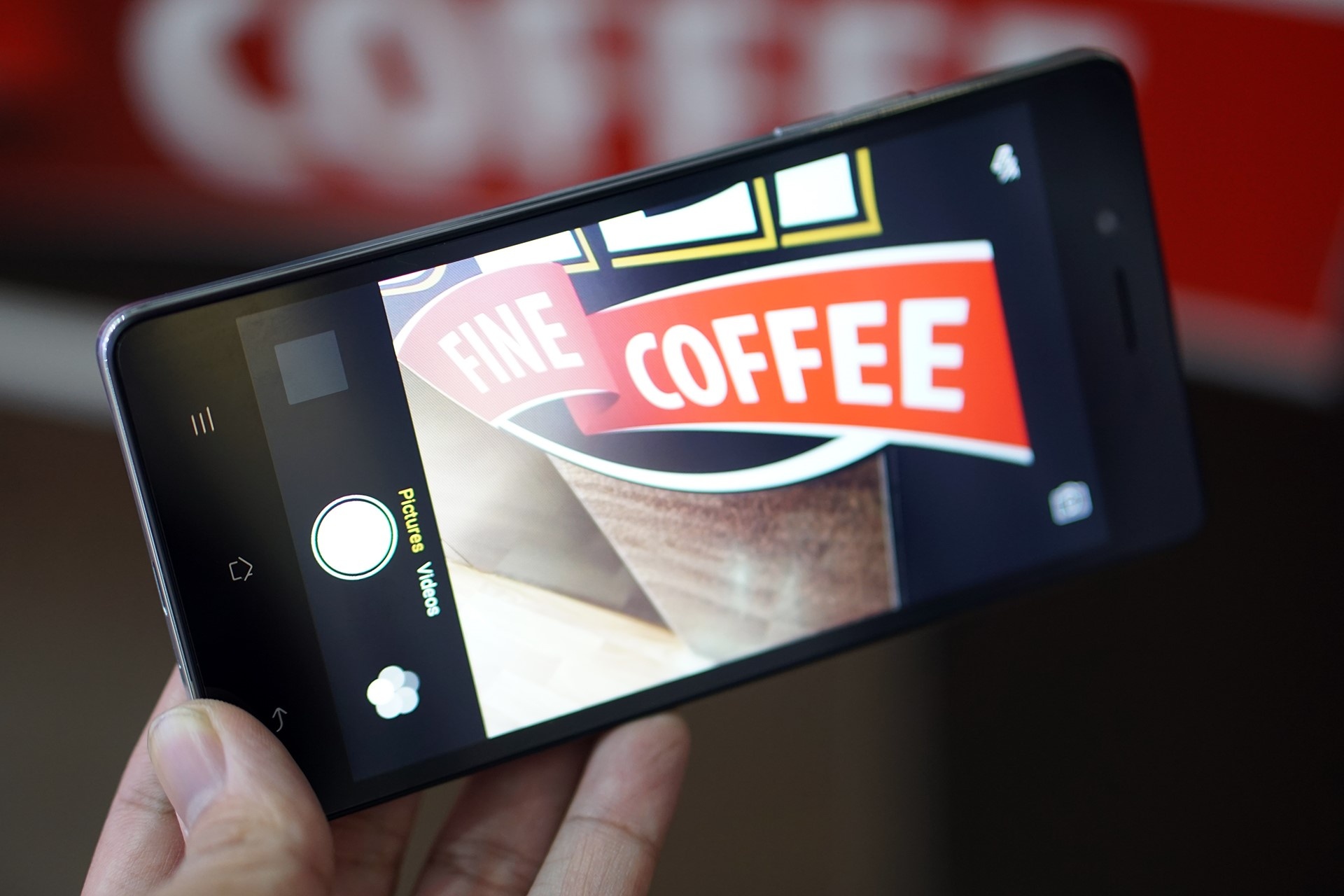 Camera chính 8 MP được trang bị nhiều chế độ chụp như HDR, panorama, chụp phơi sáng lên đến 8 giây. Còn camera trước của máy lên đến 5 MP, có chế độ tự làm đẹp beautify 3.0 giúp tự tin selfie. Trải nghiệm nhanh cho thấy Mirror 5 cho ảnh nét và màu sắc cân bằng tốt, thể hiện khá rõ chiều sâu của bức ảnh. 