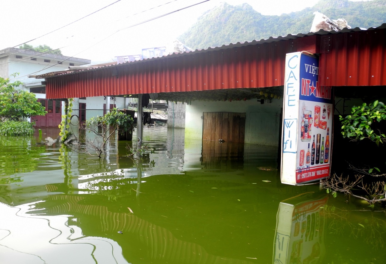 Đã qua hơn 10 ngày xã Việt Hải vẫn chìm trong biển nước.