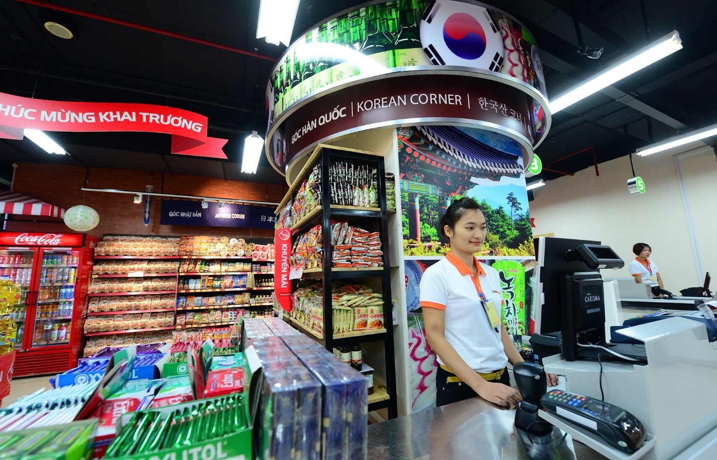  Trong dịp khai trương này, Siêu thị Intimex Lạc Long Quân triển khai chương trình khuyến mại “Mua hàng giá sốc, Cơn lốc giải thưởng” từ ngày 12 - 25/8/2015 với nhiều quà tặng hấp dẫn dành cho người tham quan và mua sắm.   