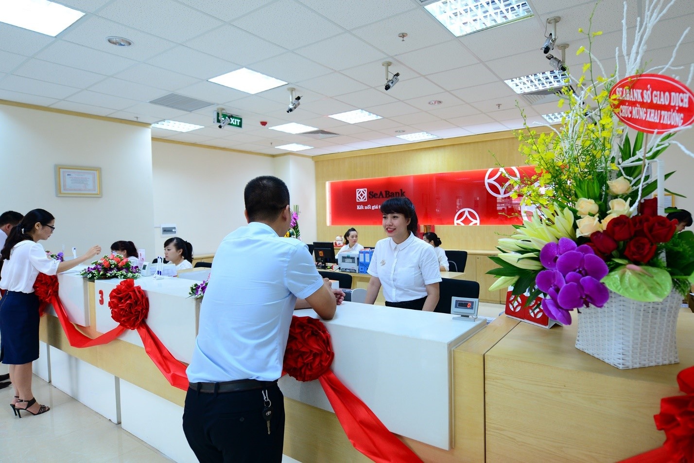     Chi nhánh SeABank Cầu Giấy được thành lập từ năm 2007, nay được chuyển về địa chỉ mới khang trang hơn tại tầng 1 toà nhà Oriental Westlake. Nội ngoại thất của SeABank Cầu Giấy được triển khai ứng dụng mô hình điểm giao dịch bán lẻ theo tiêu chuẩn quốc tế nhằm đem đến cho khách hàng chất lượng dịch vụ tốt nhất đồng thời được kết nối trực tuyến với Hội sở cùng tất cả các điểm giao dịch khác trong toàn hệ thống SeABank.