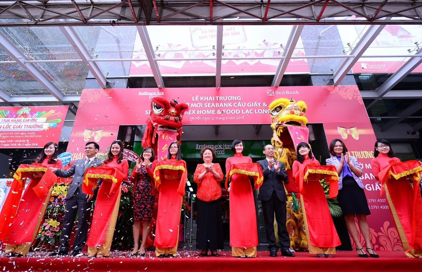 Sáng 12/8, tại toà nhà Oriental Westlake - số 174 Lạc Long Quân ( Phường Bưởi, Quận Tây Hồ, Hà Nội), trụ sở mới của ngân hàng SeABank Cầu Giấy và siêu thị Intimex Home & Food đã được chính thức khai trương long trọng trong cùng một ngày. Bà Nguyễn Thị Nga, Chủ tịch Tập đoàn BRG và ngân hàng SeABank đã dự lễ và cắt băng khai trương.