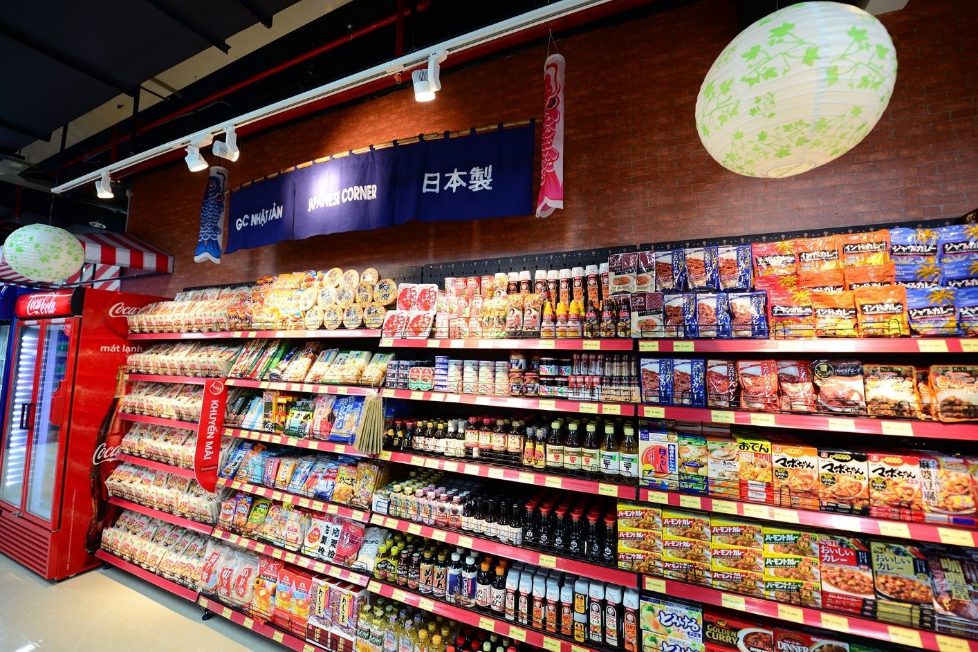  			       Góc gian hàng tiêu dùng Nhật với những mặt hàng thực phẩm, gia vị sạch và an toàn nổi tiếng trên toàn cầu. Ngoài ra siêu thị còn có các gian hàng đặc biệt khác như góc Châu Âu, góc của Bé…