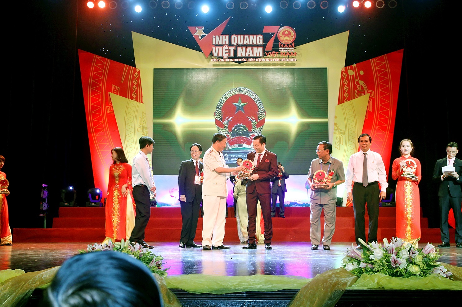 'Vinh quang Viet Nam' khich le phong trao thi dua lao dong hinh anh