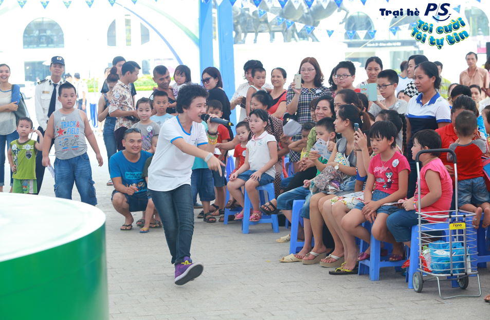 Hoàng tử tóc xù Hoàng Anh hào hứng trình diễn tại trại hè “Tôi cười, tôi tự tin”.