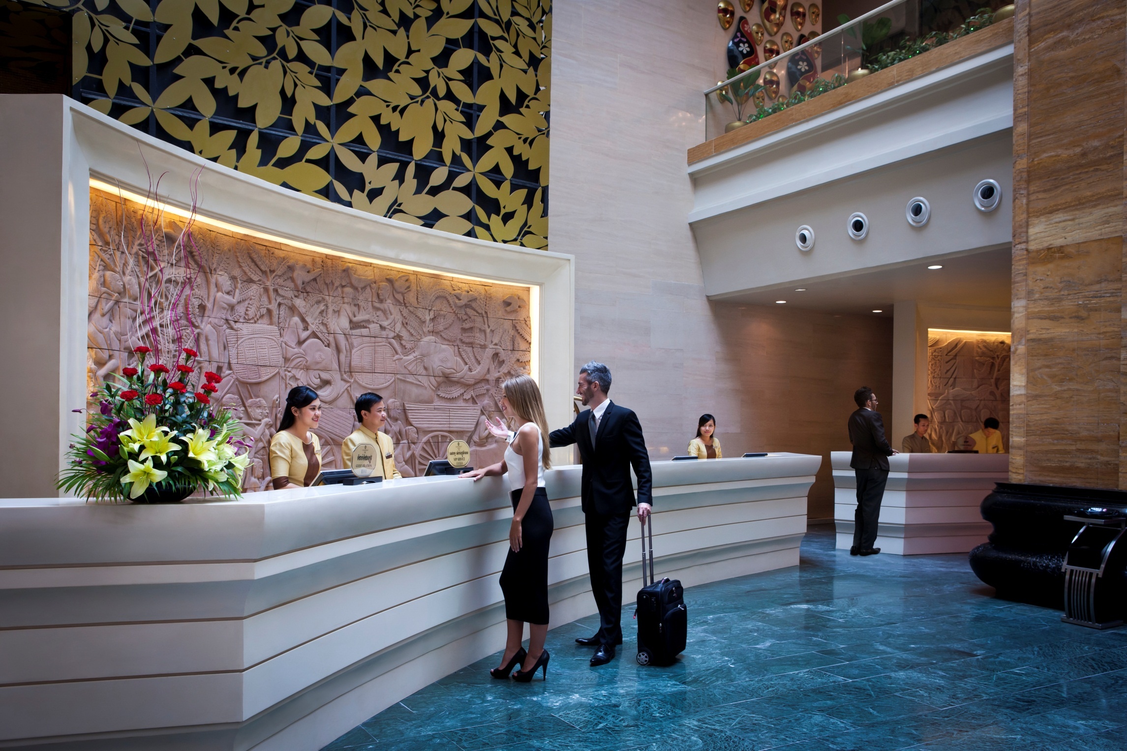 NagaWorld luôn thu hút một lượng lớn khách viếng thăm, từ những du khách tham gia tour du lịch nghỉ dưỡng, đến các du khách ưa khám phá từ khắp nơi trên thế giới. Sự kết hợp của hơn 600 phòng Deluxe sang trọng và các dãy Suite lộng lẫy của khu khách sạn 14 tầng cùng khu vực spa cao cấp chắc chắn sẽ làm hài lòng những vị khách khó tính nhất.
