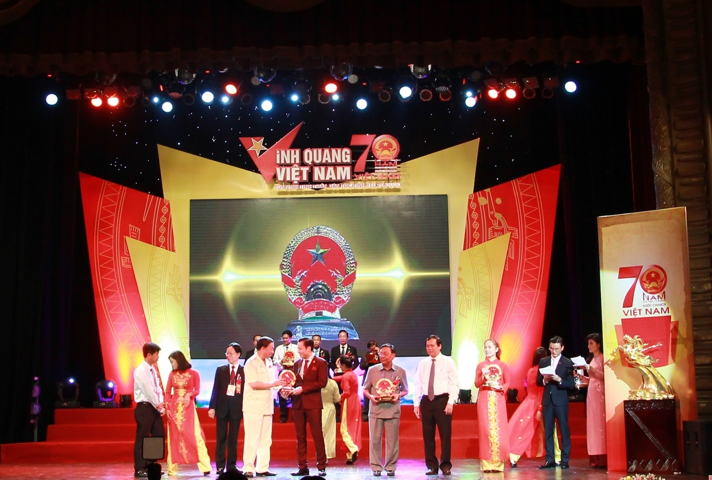  Ông Nguyễn Đức Tuyên (Chủ tịch Hội đồng quản trị kiêm tổng giám đốc công ty CP Tập đoàn y dược Phương Anh) nhận quốc huy từ ban tổ chức.