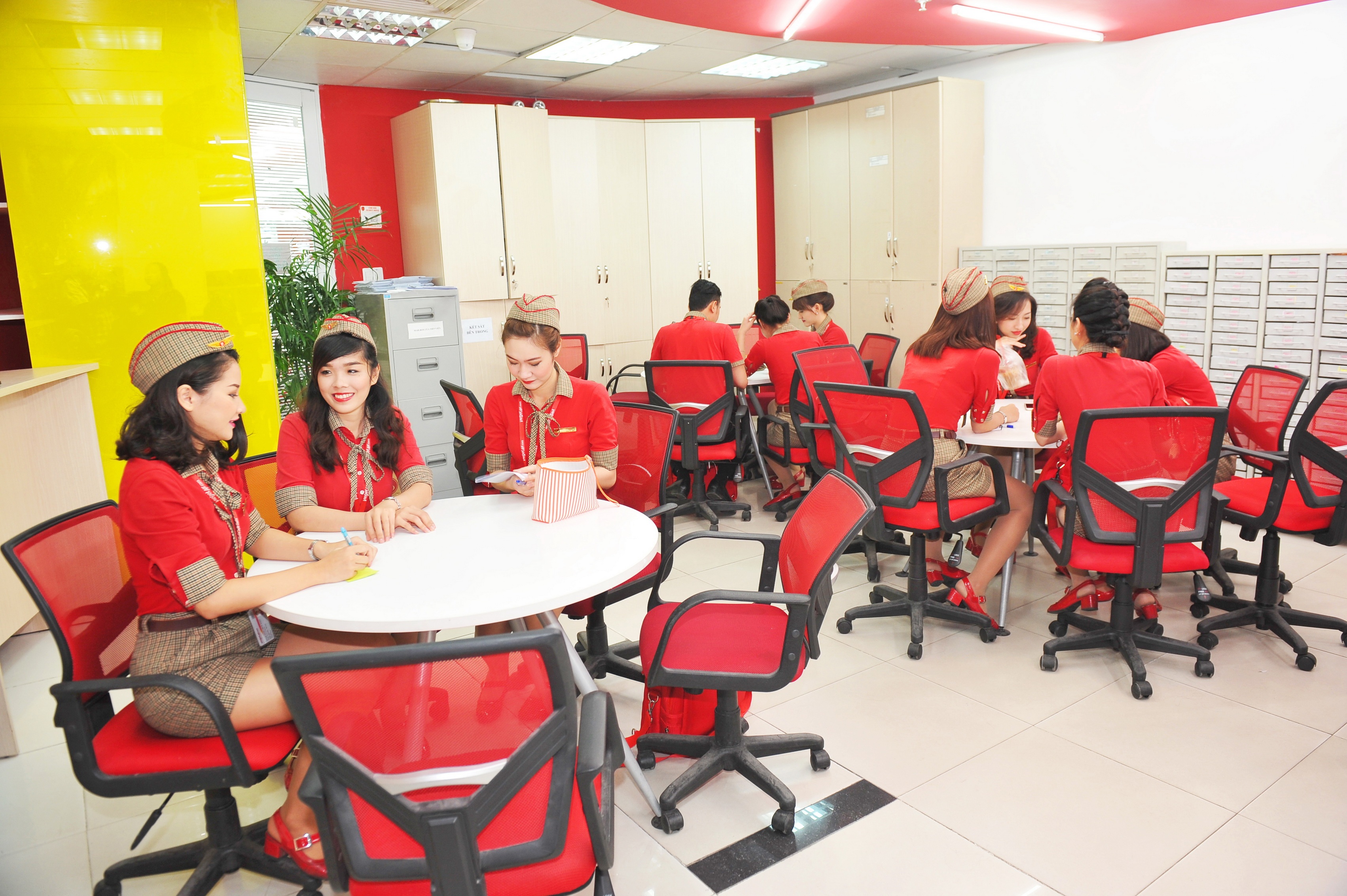 Anh Trọng Hiếu, nhân viên kỹ thuật cho biết: “Với đội ngũ nhân viên, Vietjet xây dựng một thế giới riêng tràn đầy cảm hứng, thỏa thích sáng tạo, thể hiện sự đam mê, gắn bó và hết mình vì công việc”. “Cạnh đó, môi trường làm việc đa quốc gia, hiện đại, thân thiện giúp chúng tôi có nhiều cơ hội giao lưu, học hỏi với các chuyên gia nước ngoài”, anh Tuấn Vũ, nhân viên phòng hành chính cũng chia sẻ.