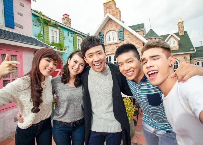 Trấn Thành và nhóm bạn trẻ hào hứng khám phá Amsterdam ngay tại Sài Gòn.