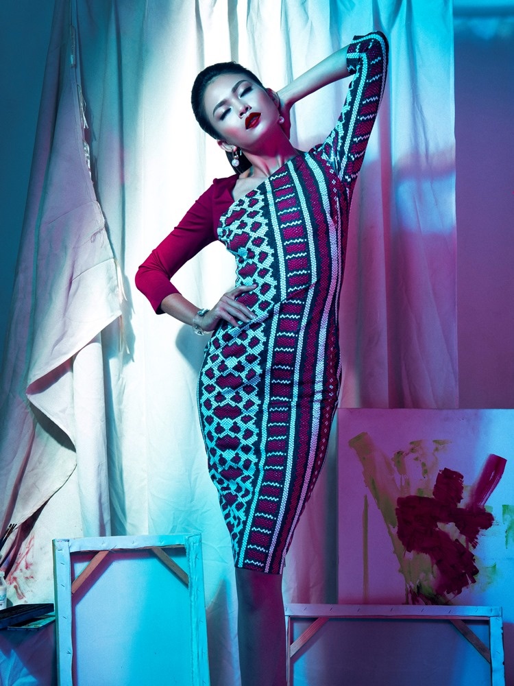 Quán quân VNTM mùa thứ tư khoe thân hình gợi cảm hoàn hảo trong bộ đầm bodycon, theo xu hướng Skin and Scale của mùa thời trang thu đông 2015 của nhà mốt Just Cavalli.