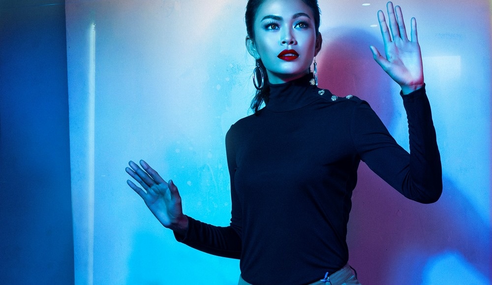 Với gương mặt Á Đông đậm nét thương mại cùng biểu cảm đa dạng và tác phong làm việc chuyên nghiệp, Mâu Thủy đã thuyết phục được một trong những công ty quản lý người mẫu hàng đầu thế giới.