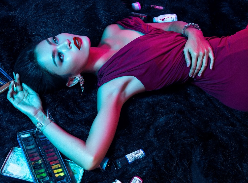 Vẻ đẹp quyến rũ được khai thác triệt để trong những thiết kế mới nhất của mùa thời trang Thu-Đông từ thương hiệu Versace Jeans.