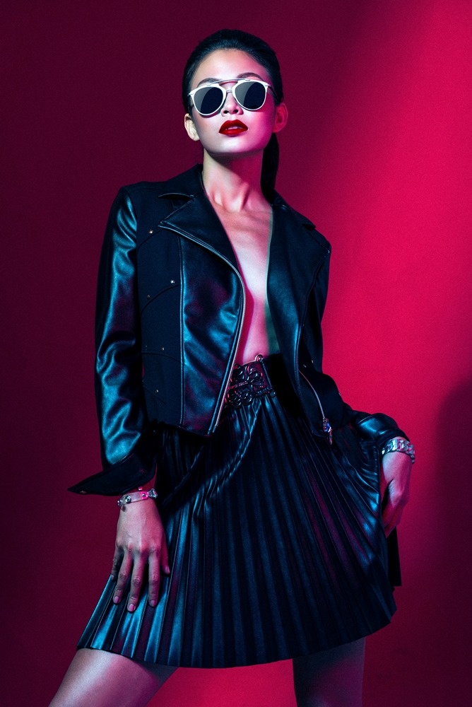Sự kết hợp phá cách của chân váy xếp li nữ tính cùng áo khoác biker jacket của Versace Jeans đem đến hiệu quả ấn tượng và đầy cá tính cho những cô gái thành thị và đó cũng chính là phong cách cá nhân mà Mâu Thủy luôn hướng tới.