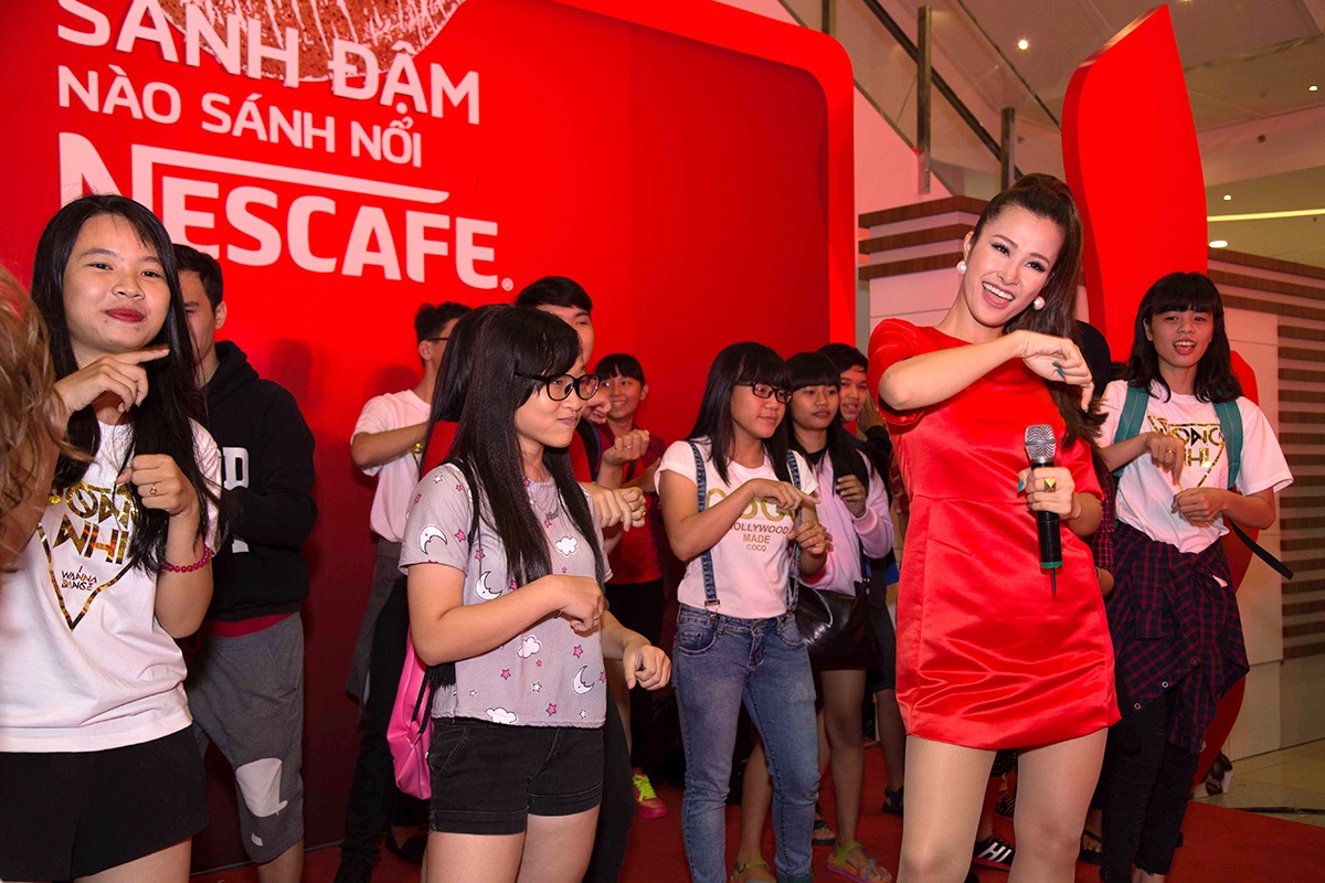 Dong Nhi cung fan hao hung khuay ca phe hinh anh