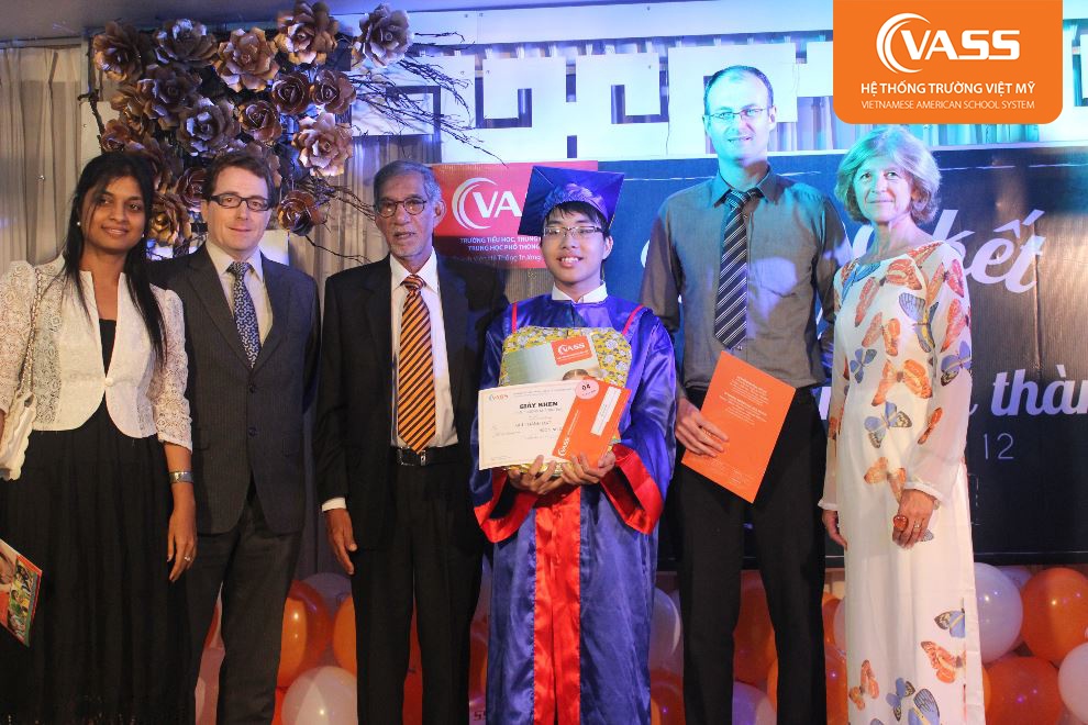 Các học sinh xuất sắc lớp 12 của VASS chụp hình lưu niệm với giáo viên bản ngữ và Việt Nam.