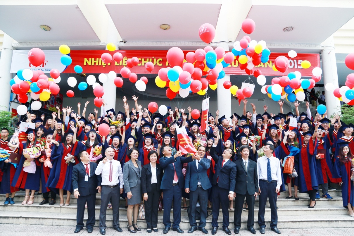 UEF to chuc le tot nghiep cho sinh vien khoa 2011-2012 hinh anh