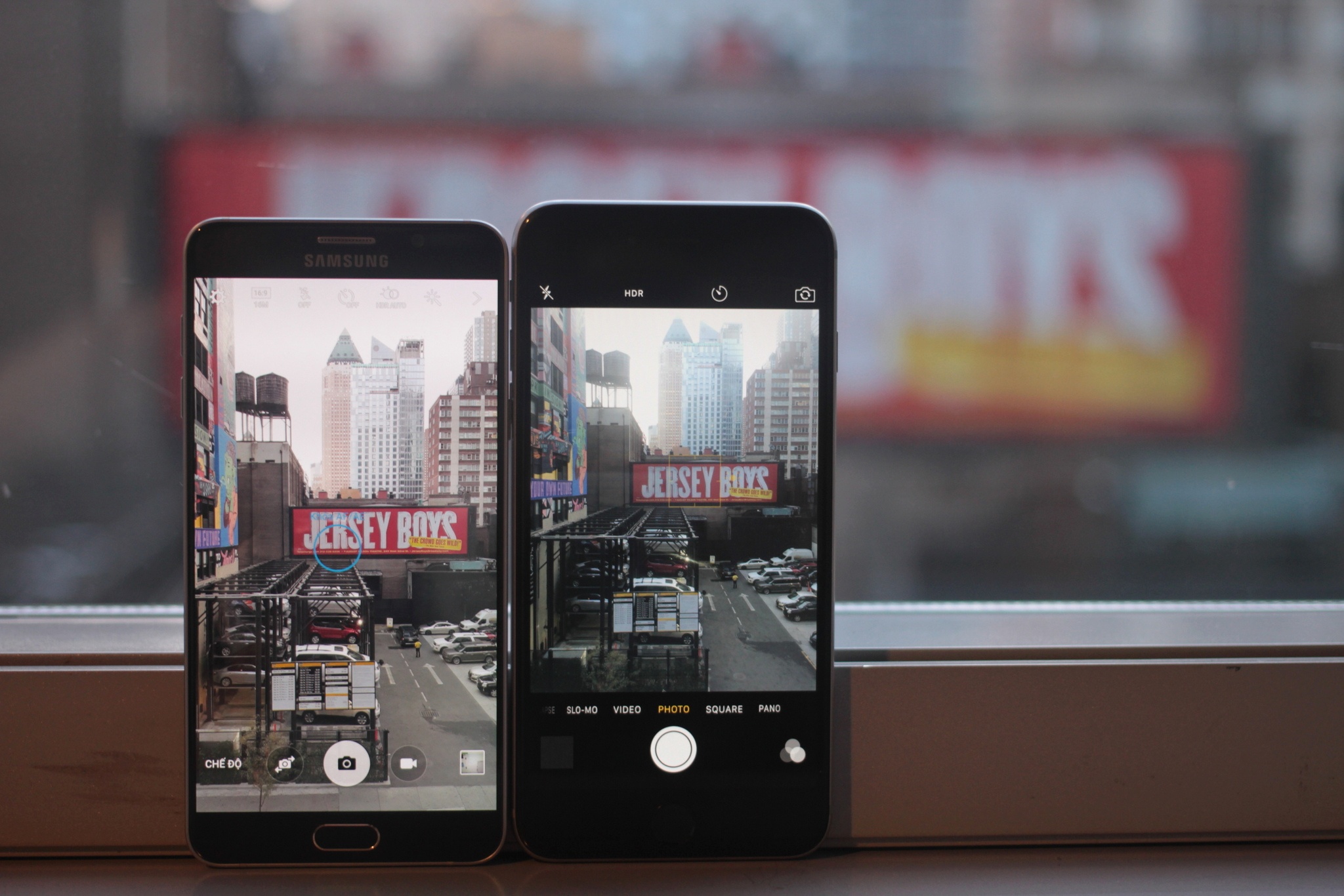 Máy ảnh của Galaxy Note 5 là 16 megapixel, còn iPhone 6 Plus là 8 megapixel. Các so sánh trực tiếp cho thấy, di động Samsung cho khả năng tương phản, cân chỉnh màu sắc các vùng tối tốt. Trong khi đó, điện thoại Apple giữ nguyên màu sắc thực tế.