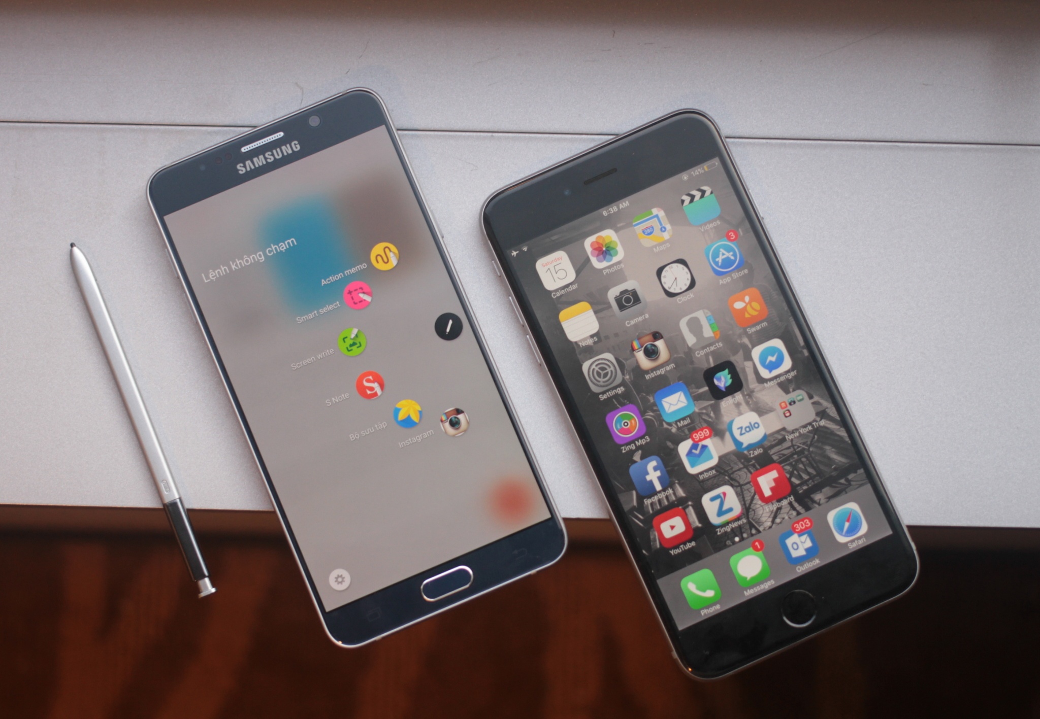 Galaxy Note 5 với lợi thế là cây bút S Pen. Trong phiên bản mới, bút S Pen được tăng cường độ nhạy, cho nét chữ mượt mà và chân thật như viết trên giấy; đồng thời hỗ trợ viết nhanh trên màn hình khóa.