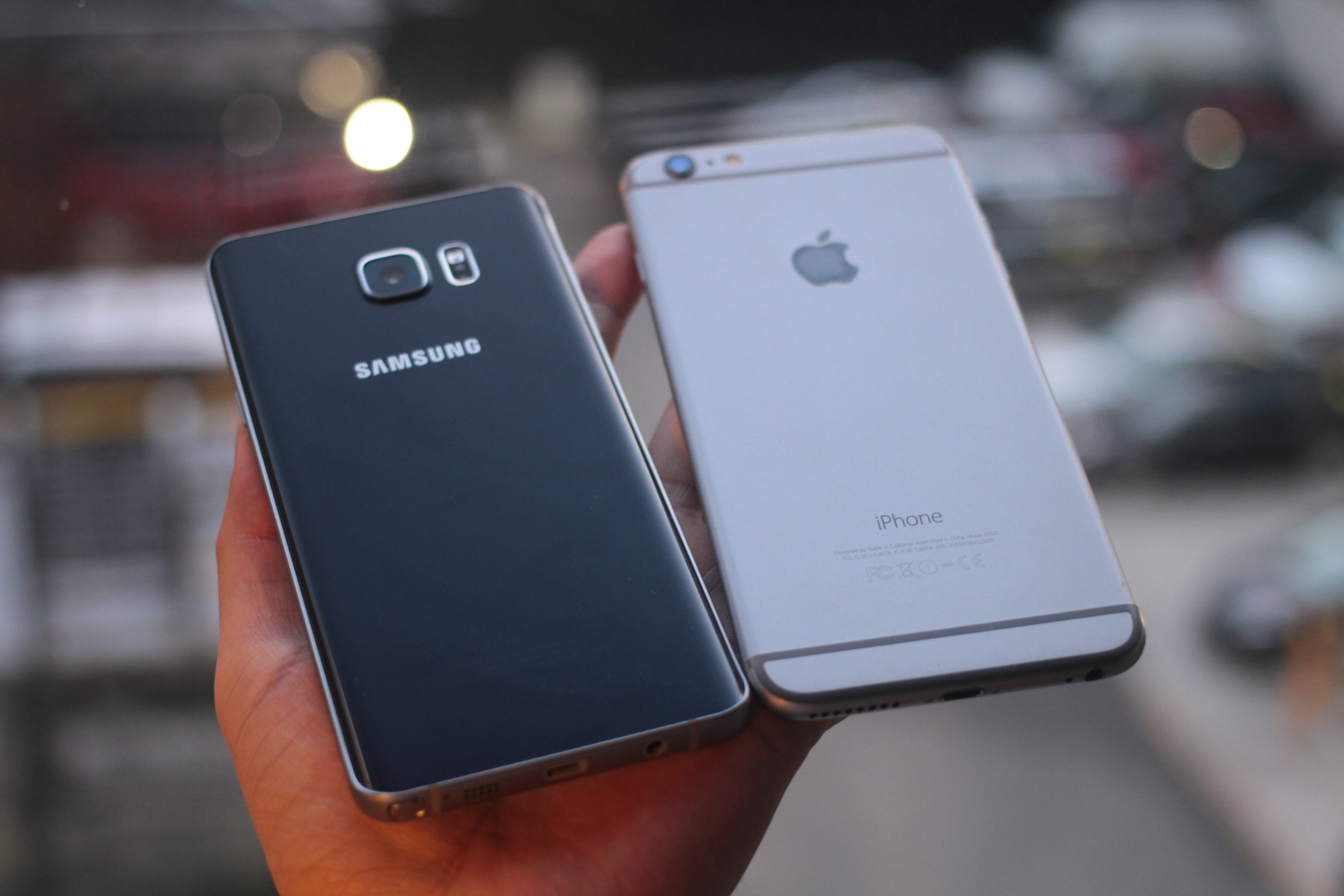 Điểm nổi bật trong thiết kế của Samsung Galaxy Note 5 chính là sự kết giữa kính cường lực chắc chắn và kim loại cao cấp. Mặt lưng uốn cong hai bên và viền màn hình mỏng giúp sản phẩm gọn gàng và sang trọng khi cầm trên tay. Trong khi đó, iPhone 6 Plus trông mỏng manh, mềm mại khi cầm trên tay. Đáng chú ý, Galaxy Note 5 nặng 171 gram, trong khi iPhone 6 Plus là 172 gram, tuy nhiên, cầm di động Samsung 5 cảm giác cầm chắc tay hơn.