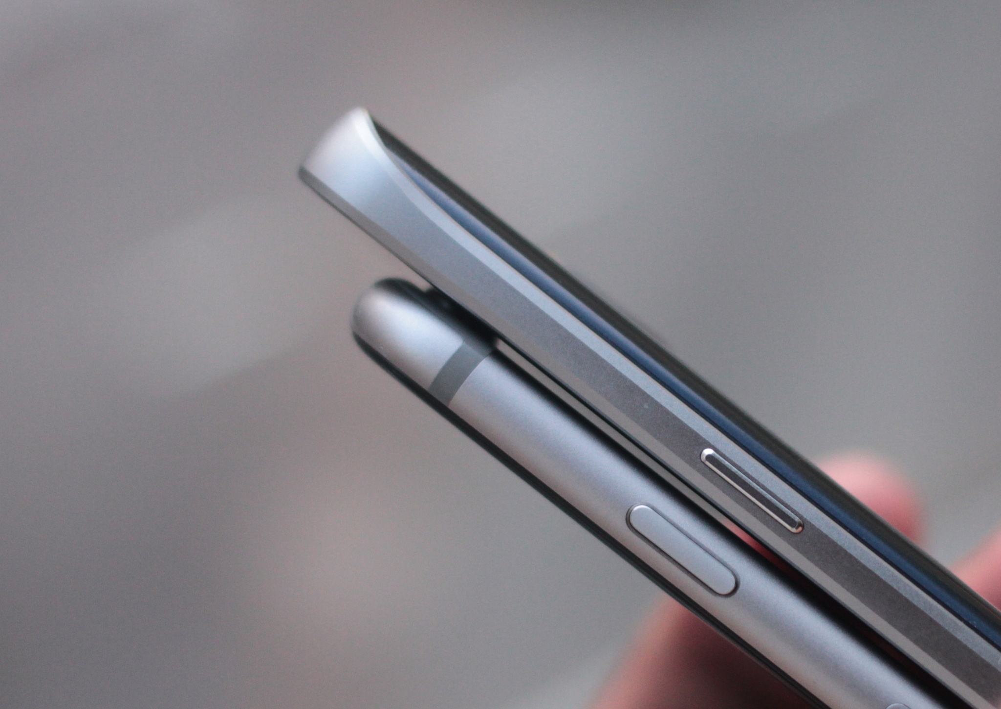 Trên iPhone 6 Plus, Apple không còn giữ đường diamond cut và chuyển sang xu hướng bo cong. Samsung vẫn kết hợp cả hai. Chất liệu kim loại được Samsung sử dụng cứng cáp hơn. Chính điều này giúp cho Galaxy Note 5 tạo ấn tượng mạnh mẽ hơn so với iPhone 6 Plus.