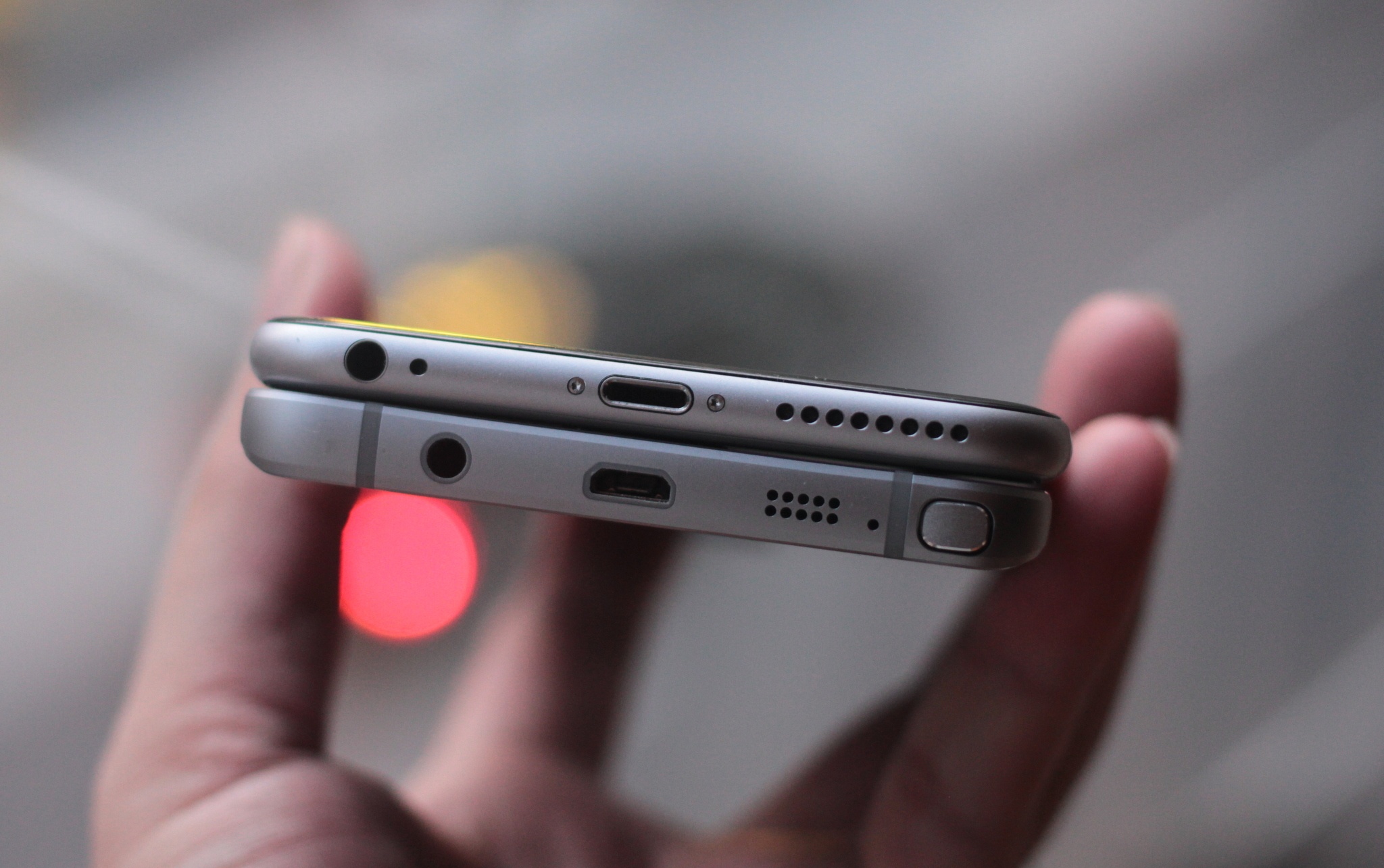 Nhìn từ cạnh dưới, cách bố trí cổng giao tiếp, loa ngoài, giắc cắm tai nghe của cả hai smartphone có nhiều điểm tương đồng.