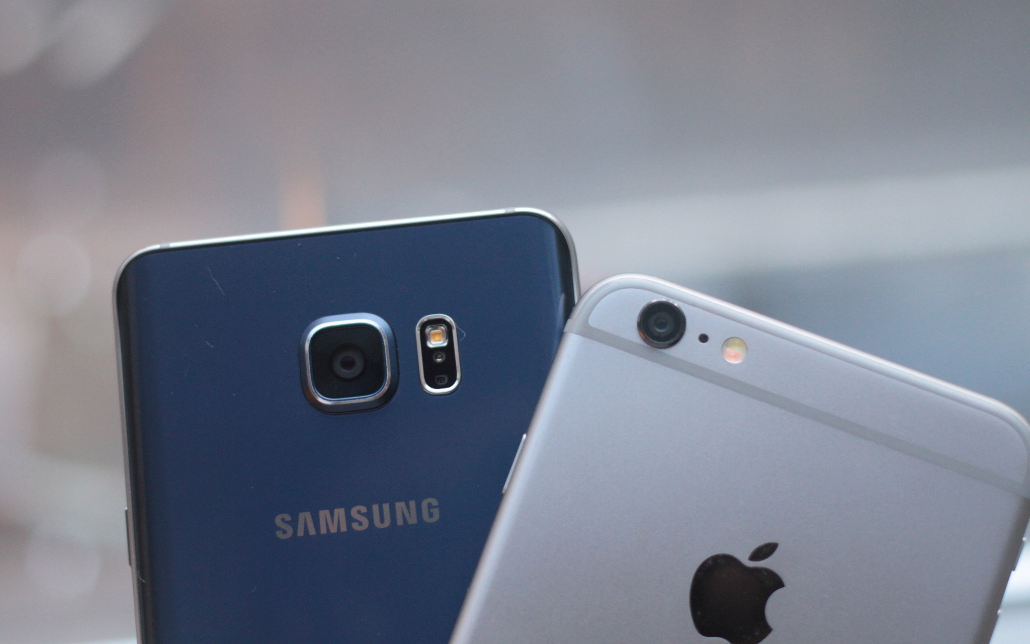 iPhone 6 Plus sử dụng phần lớn chất liệu vỏ ngoài là nhôm, kết hợp với các đường cao su để tăng khả năng bắt sóng ăng ten. Samsung kết hợp giữa kim loại nguyên khối và mặt kính 2 bên. Trong đó, mặt lưng kính của Galaxy Note 5 được uốn cong hai bên, tạo cảm giác thân thiện với tay hơn.