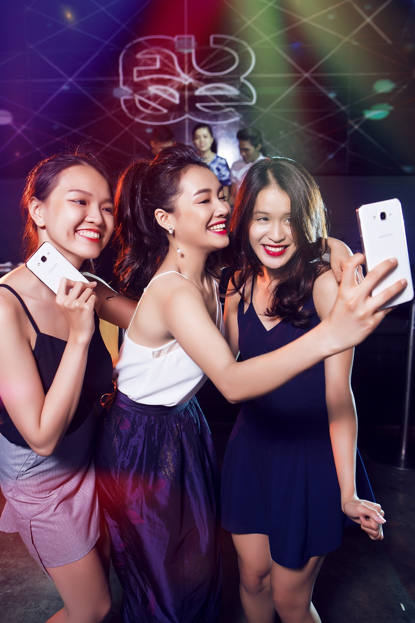 Thoát khỏi phong cách chụp ảnh nhí nhảnh, Nhã Phương biến thành quý cô tiệc tùng xinh đẹp và sành điệu.