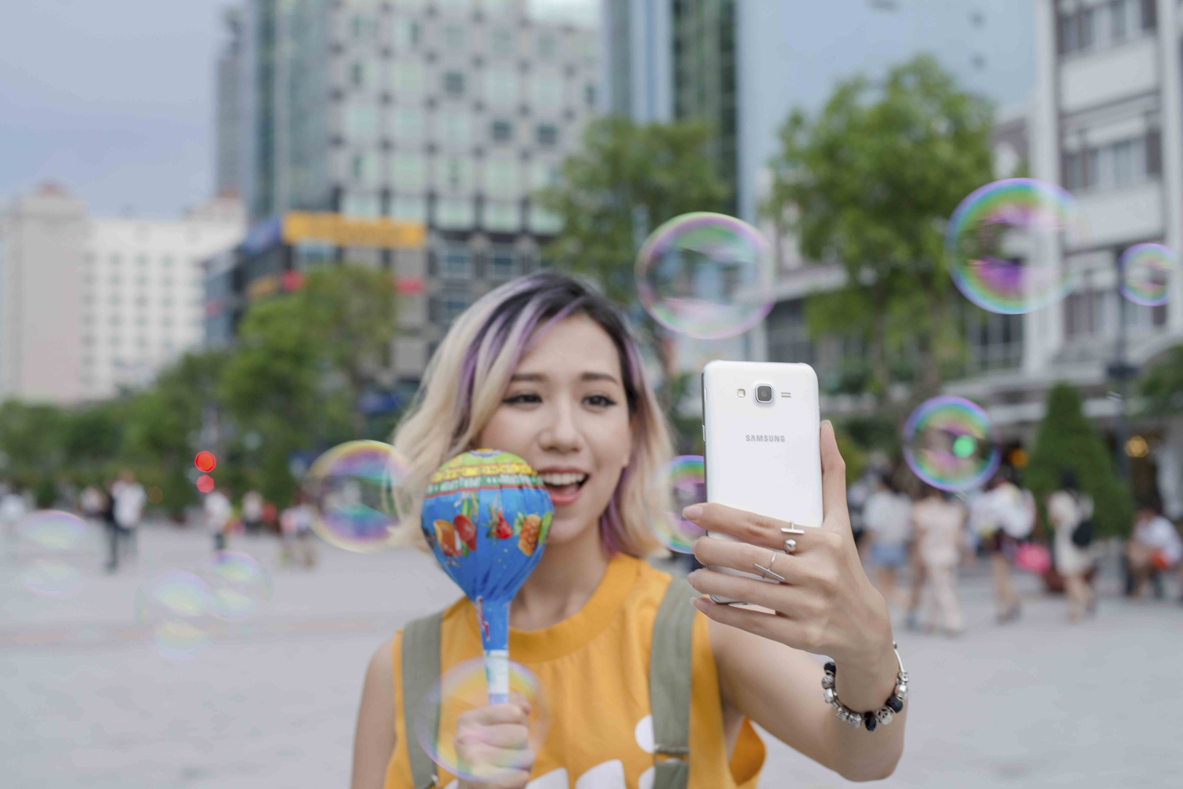 Trong khi đó, Min St 319 cũng khoe ảnh selfie với cây kẹo khổng lồ và bong bóng xà phòng trên phố đi bộ Nguyễn Huệ.