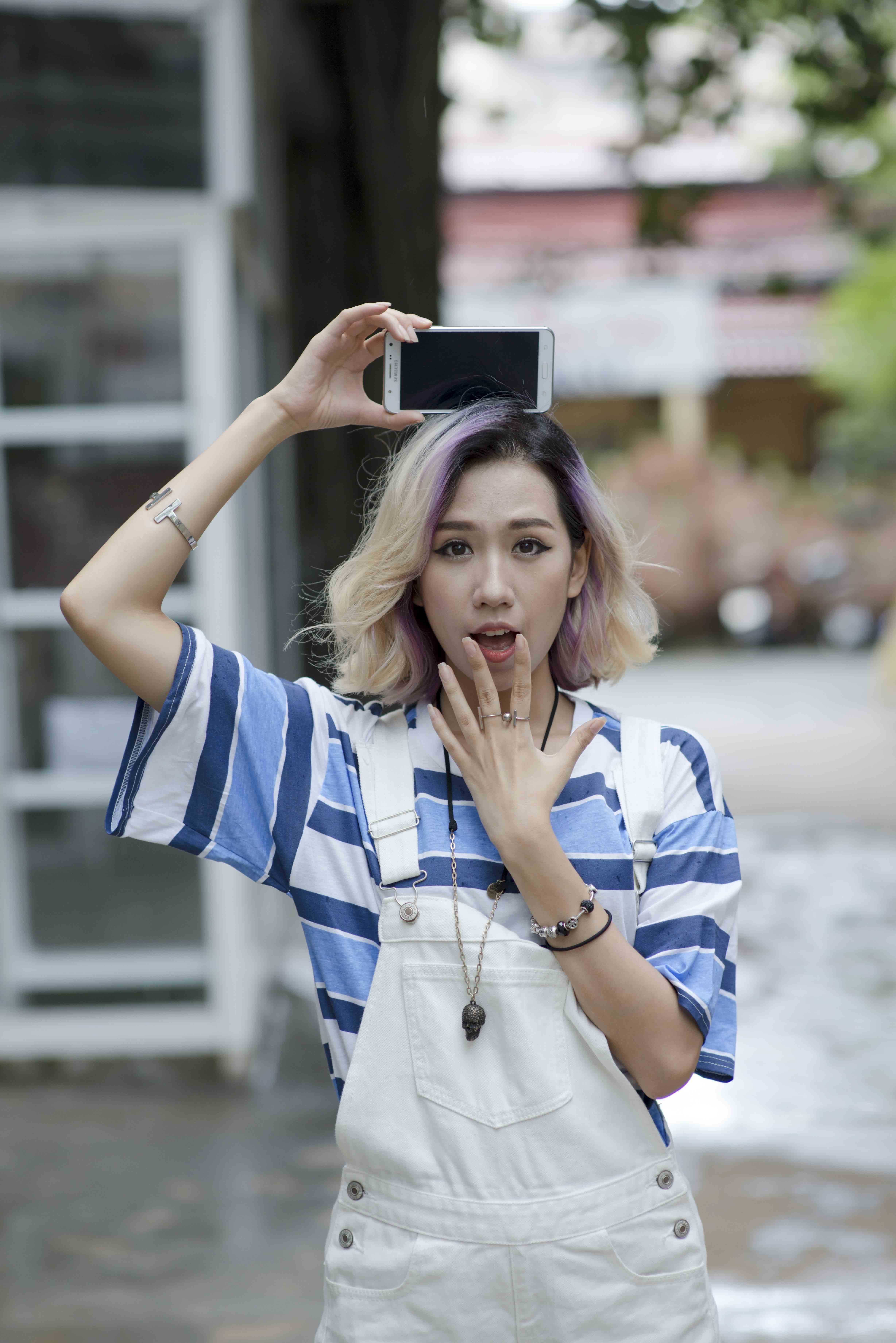 Đội chiếc vương miệng ảo vẽ trên điện thoại, “công chúa” Min làm mặt xấu đáng yêu.