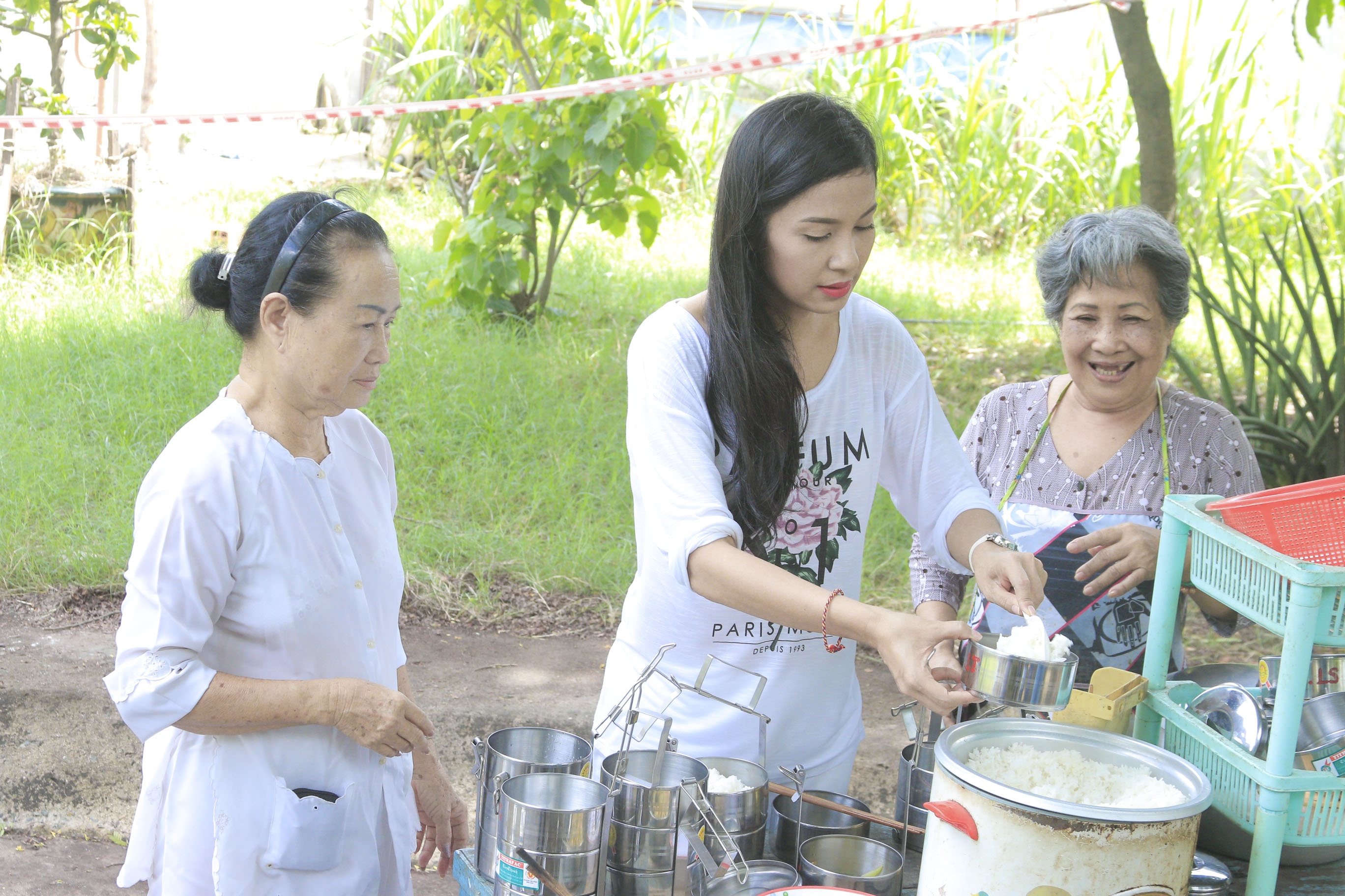 Viet Trinh dien do gian di tham khu duong lao nghe si quan 8 hinh anh