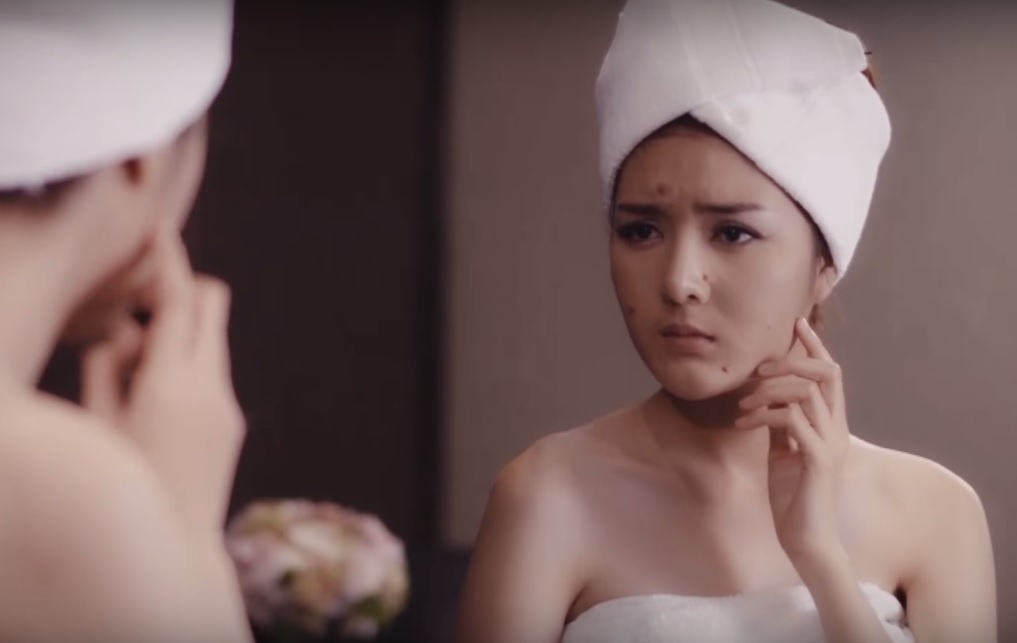 Lilly Luta cũng đôi lúc bị mụn ghé thăm.