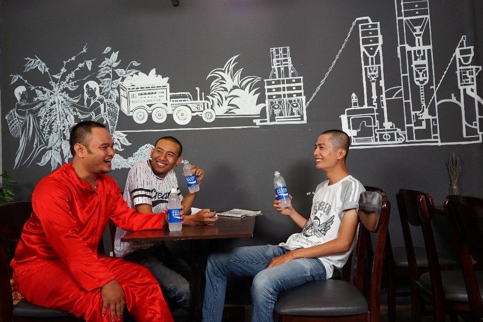 Nhom ban tre hut trieu luot xem tren YouTube nho clip hai hinh anh