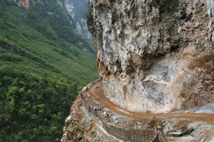 Địa hình xây dựng quá nguy hiểm với các con đường nhỏ ven theo các vách đá.