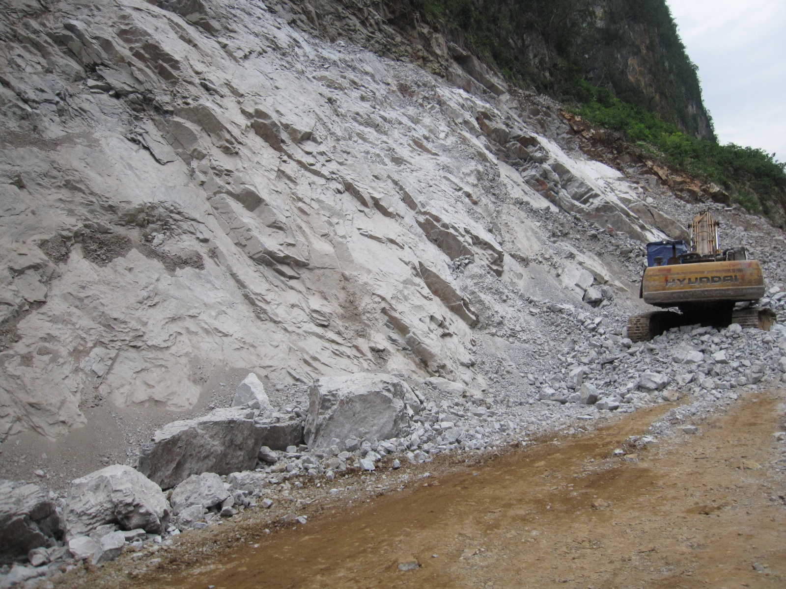 Phá đá mở đường vào công trường thủy điện.