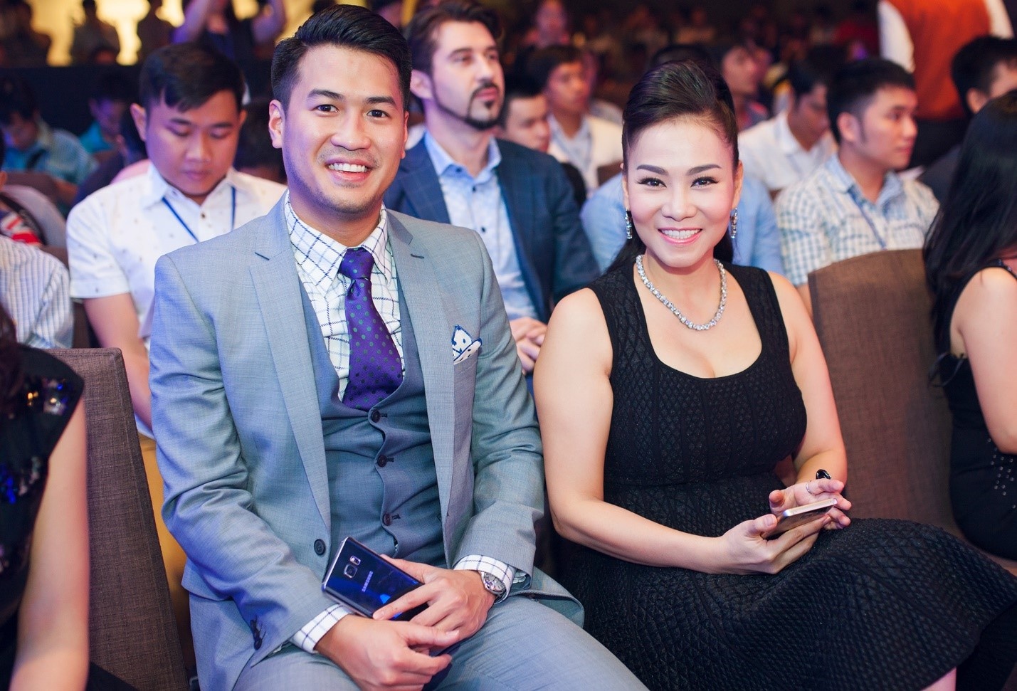 Thu Minh xuat hien quyen ru cung em chong Ha Tang hinh anh