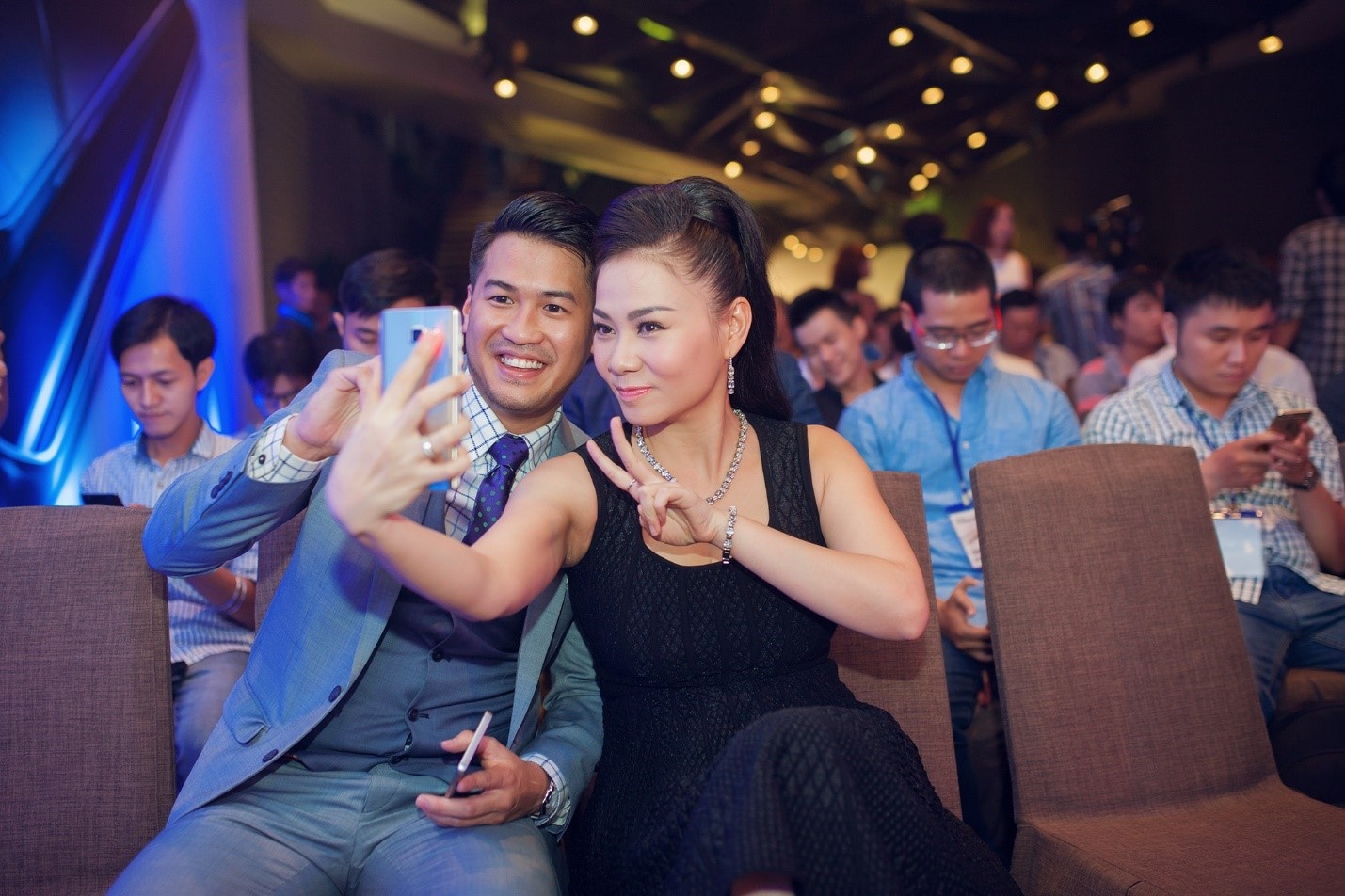  Nữ ca sĩ tạo dáng xì tin cùng Phillip Nguyễn.