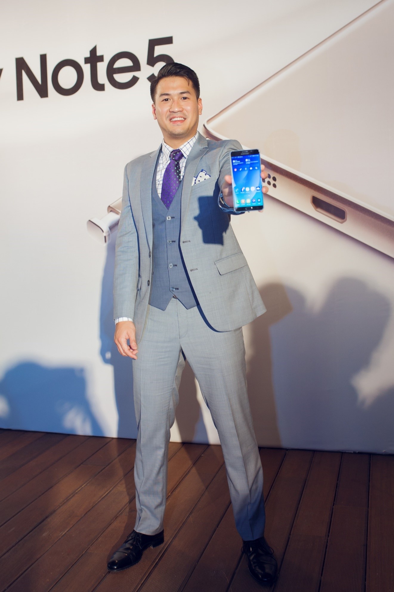   Note 5 sẽ lên kệ toàn quốc vào ngày 29/8 với 2 phiên bản vàng ánh kim và đen sapphire. Mức giá khởi điểm là 17,99 triệu đồng.