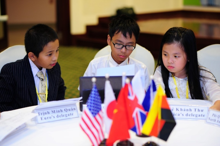 A2: Chủ đề Hội nghị thượng đỉnh năm nay “Ảnh hưởng của thế giới ảo đến cuộc sống thực” rất gần gũi và thiết thực với thiếu nhi.