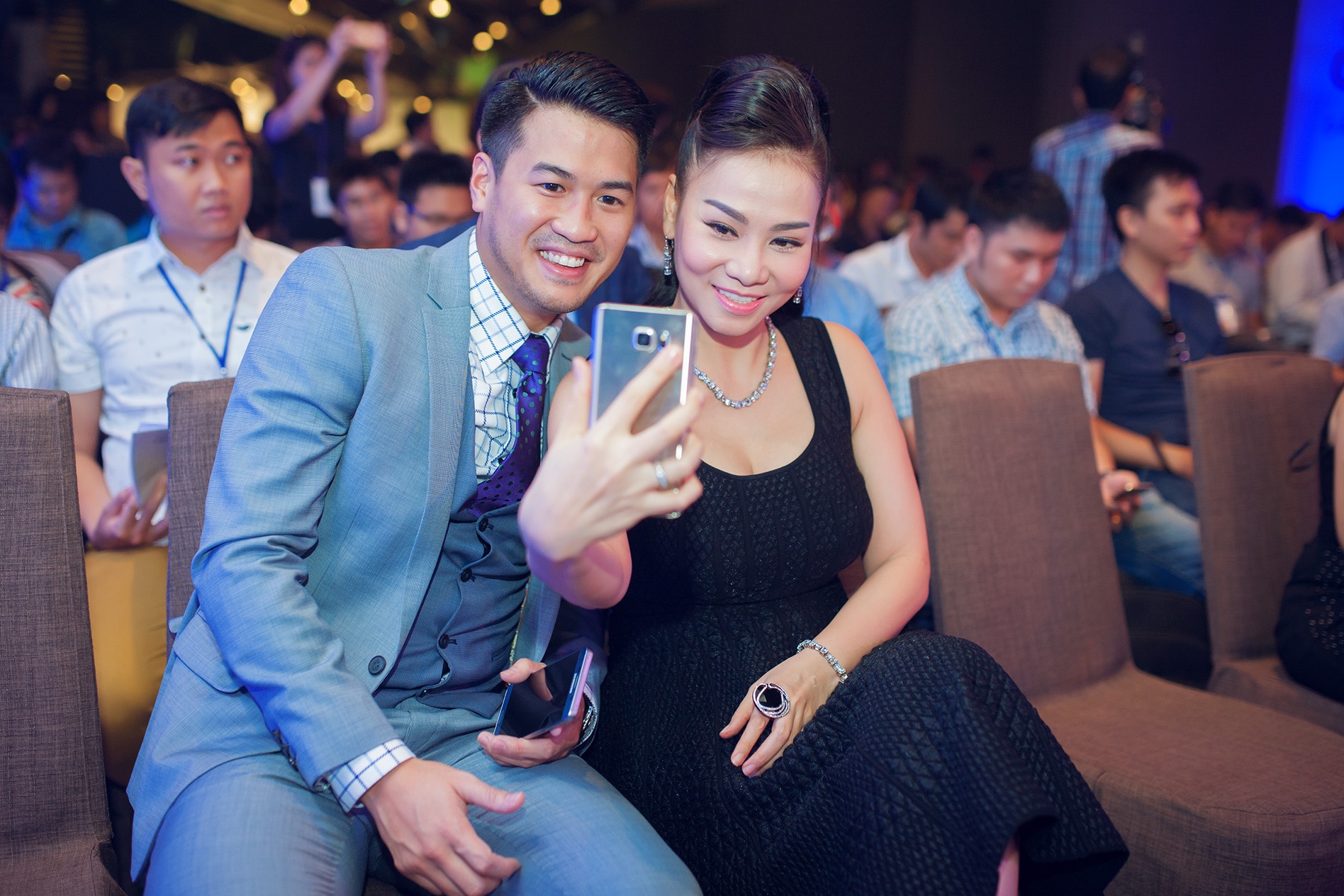 Note 5 là thế hệ mới nhất của dòng thế hệ Galaxy, nổi bật với thiết kế kính cường lực kết hợp với kim loại cao cấp, mặt lưng kính uốn cong hai bên cùng viền màn hình siêu mỏng 2,4 mm. Thu Minh cùng bạn đồng hành không quên trải nghiệm camera trước ấn tượng của chiếc phablet đình đám này. 