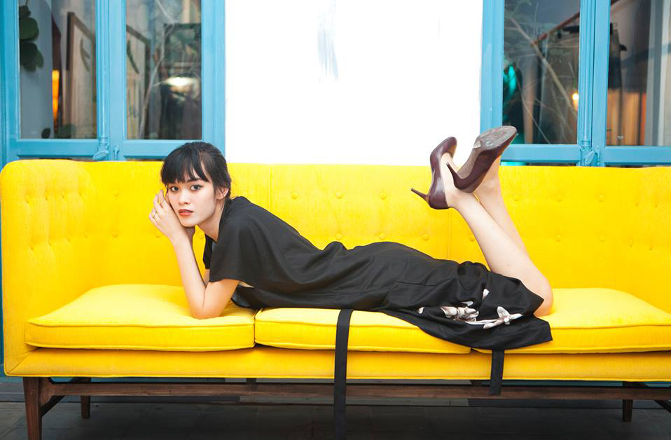 Người đẹp Quỳnh Chi trình diễn trang phục của NTK Võ Việt Chung.