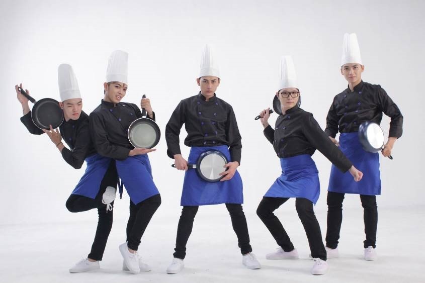 Isaac cùng đồng bọn tạo dáng khó đỡ trong điệu nhảy múa chảo.