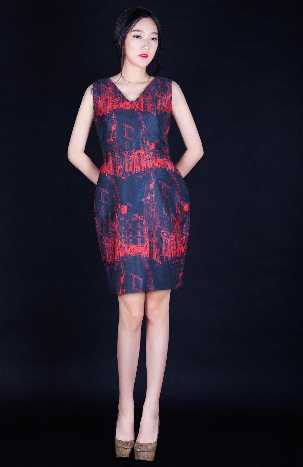 Mẫu đầm chít eo và ôm nhẹ lấy đường cong cơ thể luôn biết cách tôn vóc dáng cân đối của người mặc.