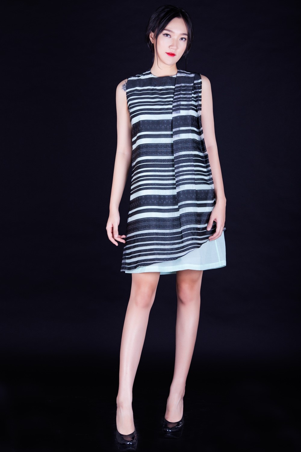 Chất liệu voan mềm mại và vạt áo xẻ tà mang đến dáng vẻ thướt tha cũng như nét bay bổng cho các nàng.  