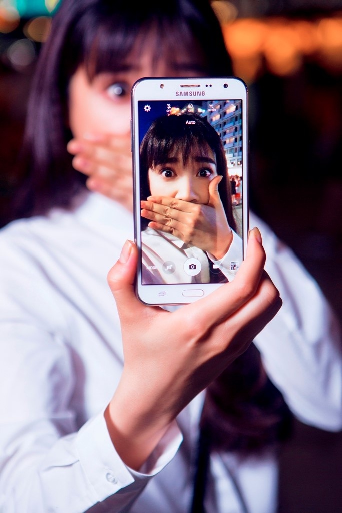 Nữ diễn viên Nhã Phương rất thích selfie và thường xuyên sáng tạo nhiều kiểu ảnh mới lạ. Trong hình là phong cách chụp “ảnh trong ảnh” mà cô nàng yêu thích.  