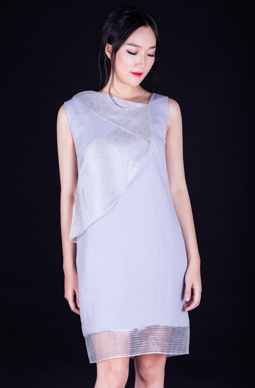 Bộ sưu tập được thực hiện bởi NTK Doãn Thùy Nga, lấy cảm hứng từ sự lãng mạn của thời điểm giao mùa cuối hạ, đầu thu.  