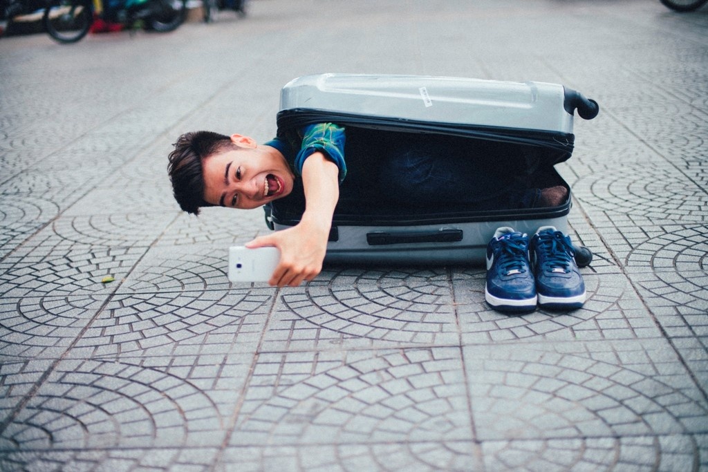 Phong cách chụp ảnh vô cùng đầu tư ý tưởng, công sức của “anh chàng trong vali”.